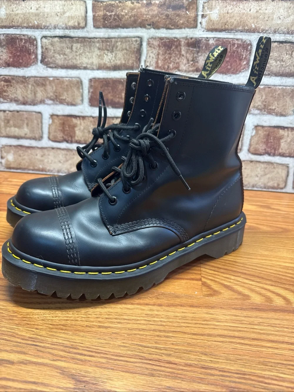 dr martens made in england Cap Toe 8- eye Boots Men’s Sz 11 (10UK)